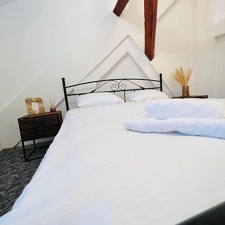 Apartament In Regim Hotelier King Medgyes Kültér fotó