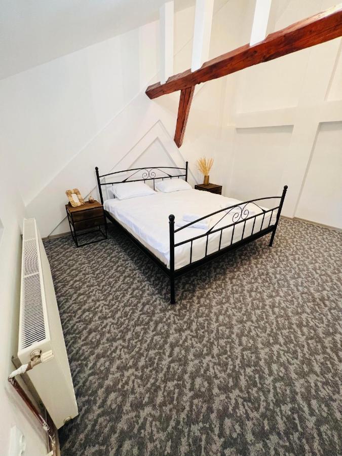 Apartament In Regim Hotelier King Medgyes Kültér fotó